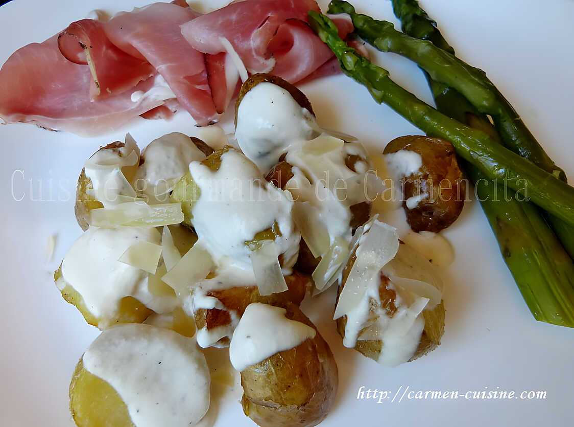 Recette de Pommes de terre primeur rôties à la sauce au parmesan