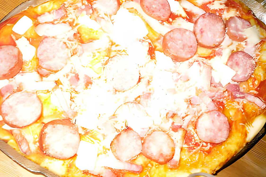 Recette de Pizza aux lardons et aux saucisses fumées