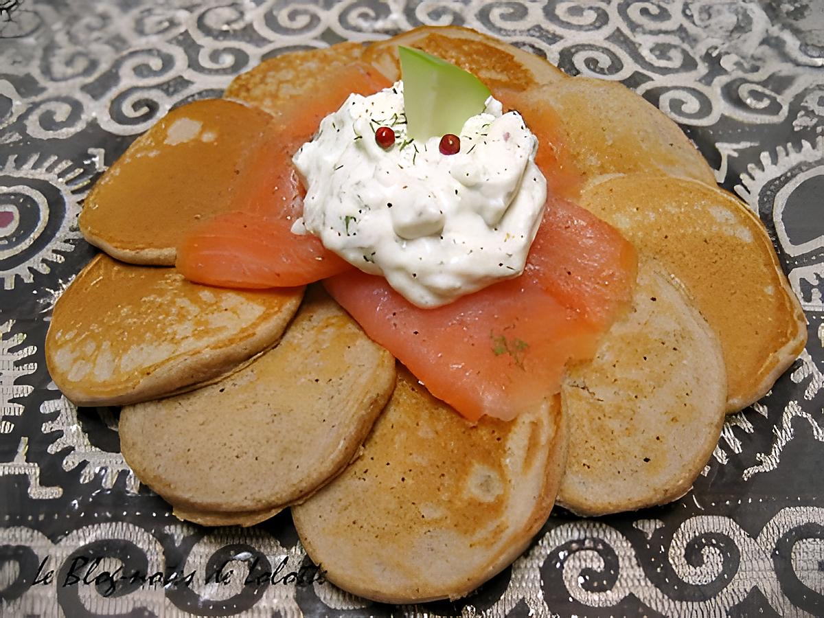 recette Blinis à la châtaigne, saumon fumé et sa mousse de cream cheese aux pommes et baies roses