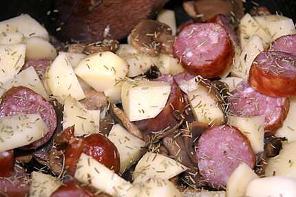 Recette De Pommes De Terre Aux Saucisses Fum Es Champignons Et Romarin