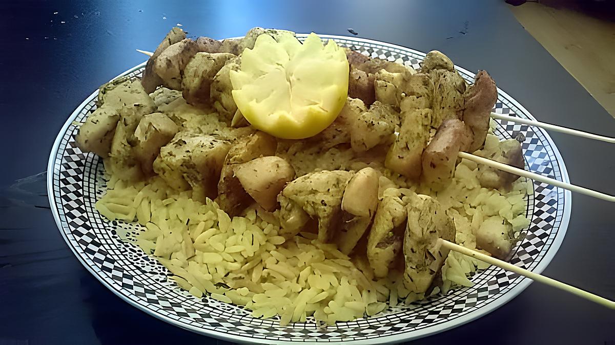 recette BROCHETTE DE BLANCS DE POULET ET SON RIZ AROMATISÉE