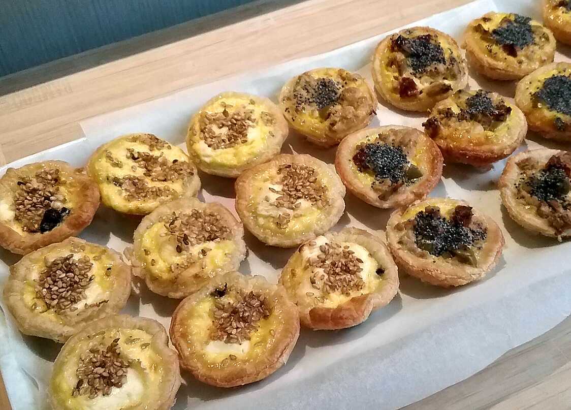 Recette de Mini quiche apero chevre pruneaux et thon olives