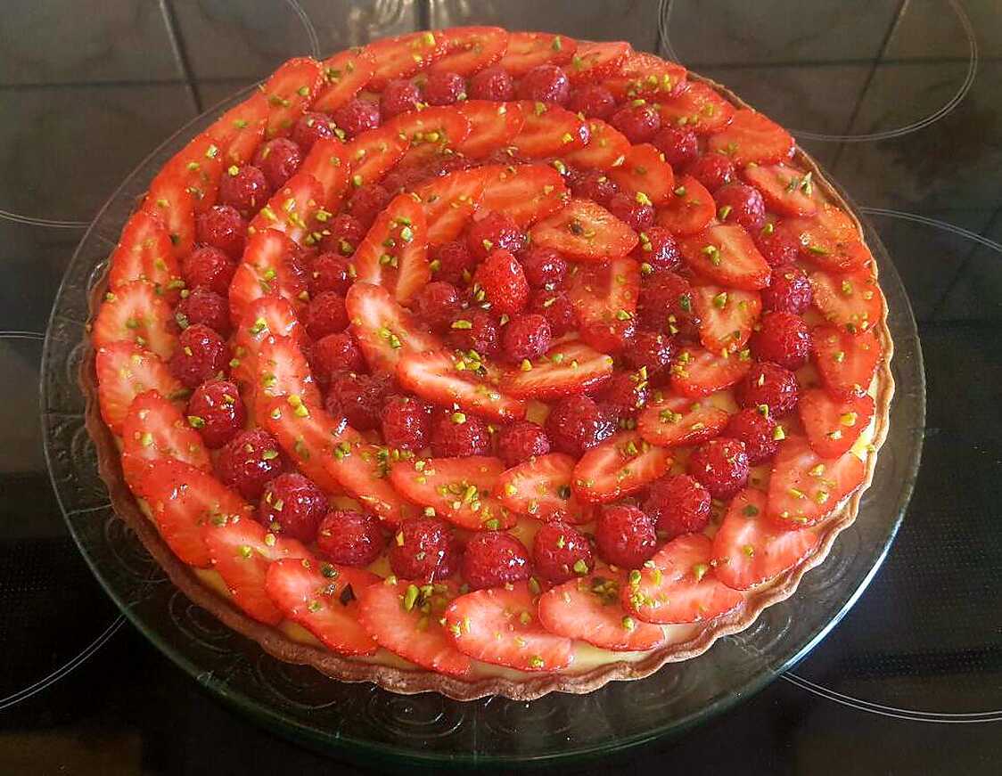 Recette De Tarte Aux Fruits Rouges Avec Crème Amandine Et Crème ...