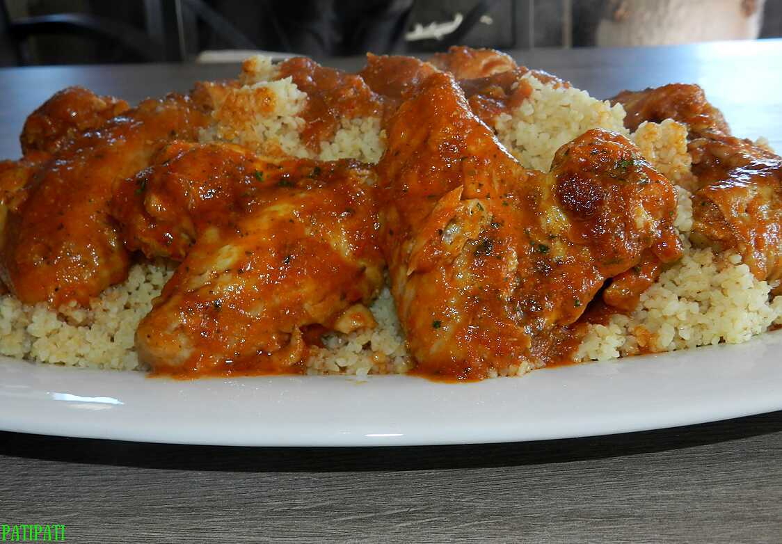 Recette D'Ailes De Poulet Sauce Tomatée épicées Aux Herbes Sur Un Dos ...