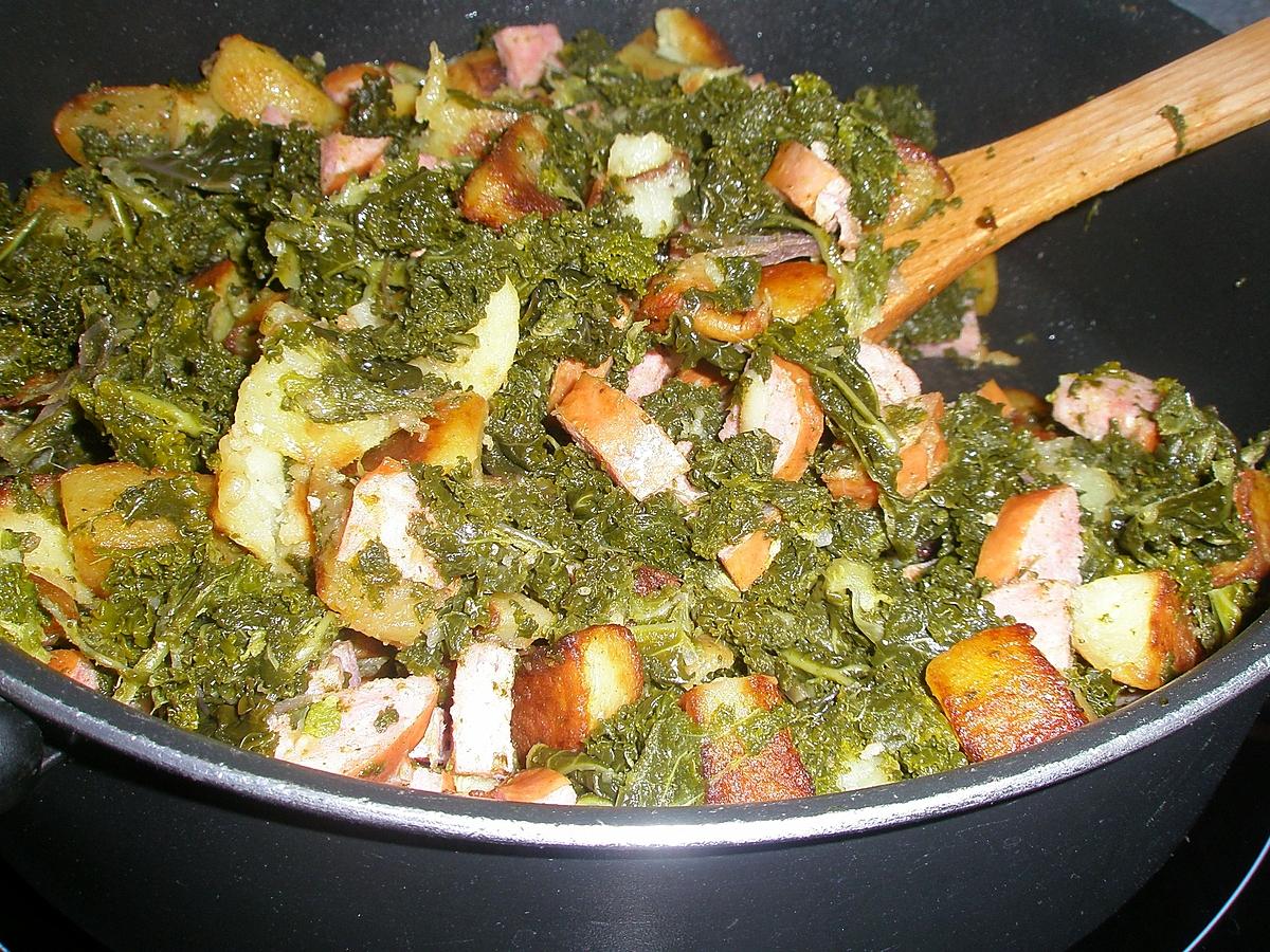 recette Poêlée de chou kale au saucisses et pommes de terre