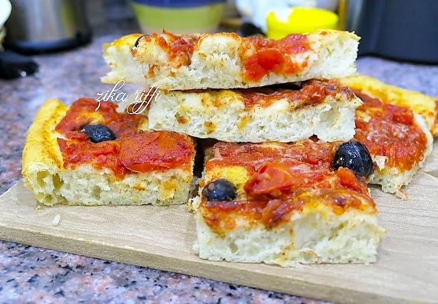 recette GROSSE FOUGASSE AUX TOMATES FRAÎCHES- FROMAGE ROUGE ET OLIVES NOIRES