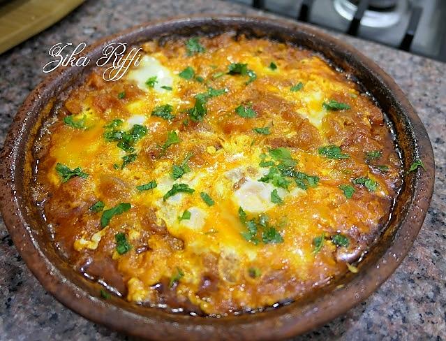 recette CHAKCHOUKA BÔNOISE DU PRINTEMPS- TOMATES ET OIGNONS VERTS ET ŒUFS BROUILLES