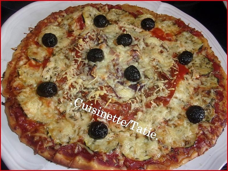 recette pizza aux 2 jambons.courgette,et 3 gruyères râpés.