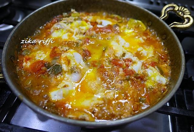 recette MENEMEN- PETIT DEJEUNER TURC AUX OIGNONS VERTS ET ET PIMENTS FORTS