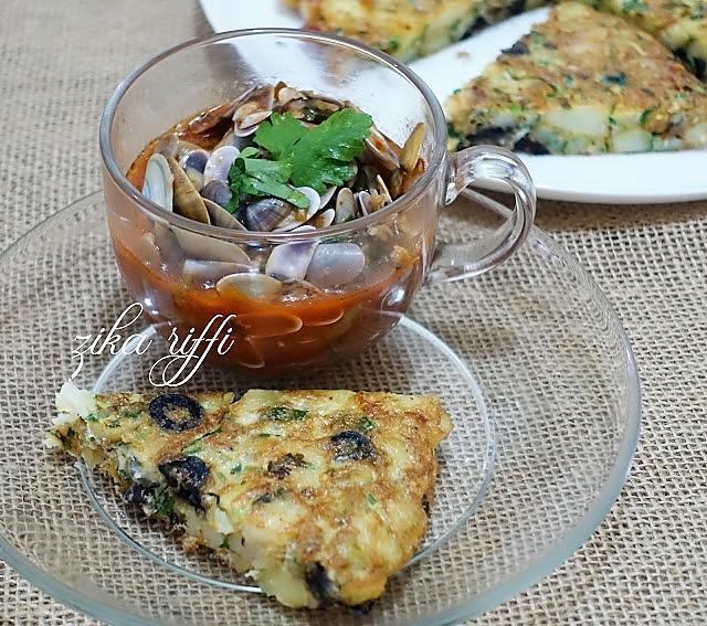 recette HARICOTS DE MER ( TELLINES ) SAUCE TOMATE A L'AIL ET SON OMELETTE AUX OLIVES NOIRES