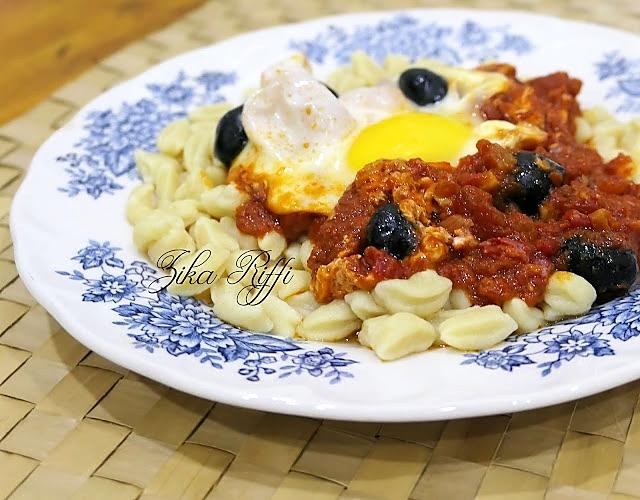 recette FARFELS- PÂTES FRAÎCHES MAISON- SAUCE TOMATE- OEUFS COULANTS ET OLIVES NOIRES