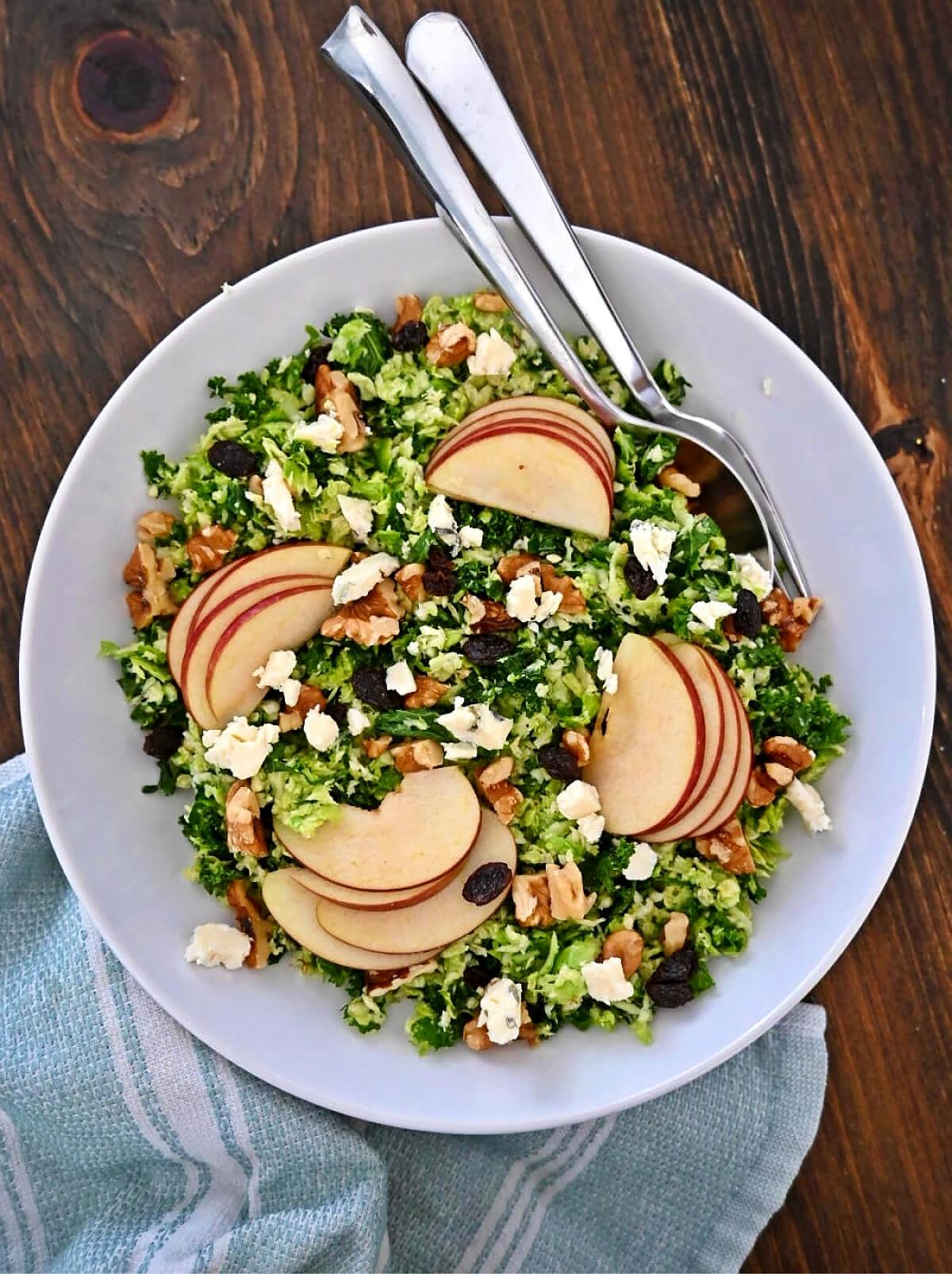 recette Salade de choux de Bruxelles râpés, de chou frisé et pommes