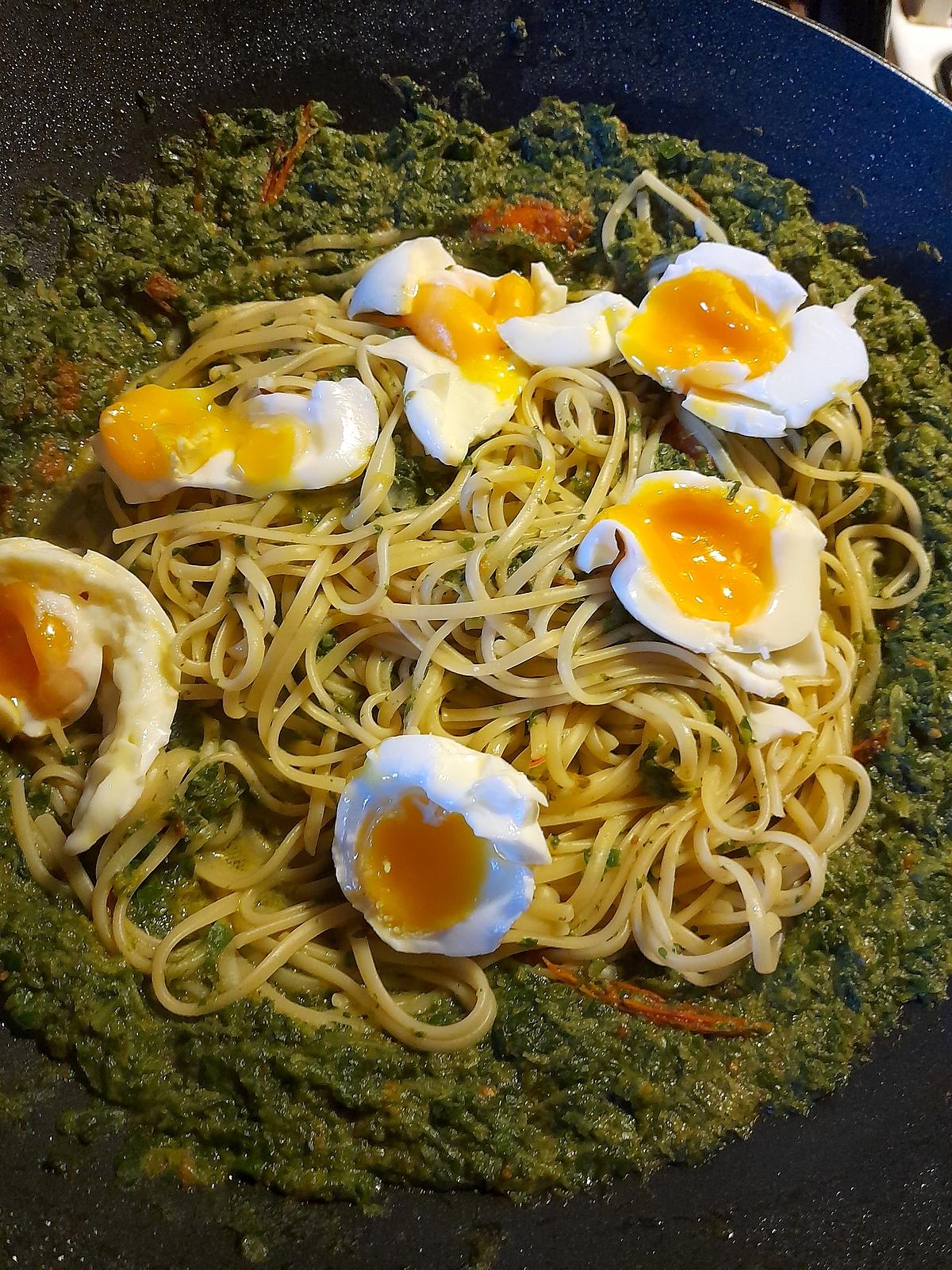 recette Spaghetti aux épinards, tomates et oeufs mollets