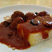 recette Polenta façon cake accompagnée de sauce tomate aux olives et ses boulettes de viandes