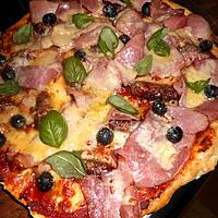 recette Pizza aux saucisses piquante, jambon,fromage