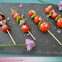 recette Tomates cerise en brochette, sésames et fleur de ciboulette