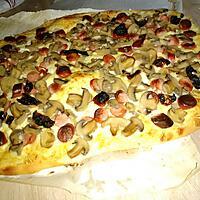 recette Pizza à la créme knackis champignons mozzarella