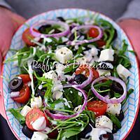 recette Salade de roquette,tomates cerises,olives noires,oignons,et féta