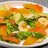 recette Salade de truite fumée à l'avocat, aux bananes et aux oranges