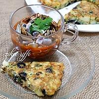 recette HARICOTS DE MER ( TELLINES ) SAUCE TOMATE A L'AIL ET SON OMELETTE AUX OLIVES NOIRES