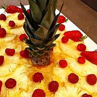 recette Carpaccio d'ananas et son sirop aromatisé à la cannelle accompagné de ses fraises et framboises.