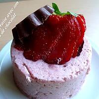 recette mousse de fraise avec son chapeau de chocolat