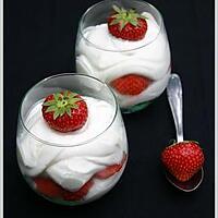 recette Tiramisu à la fraise et aux macarons vanille