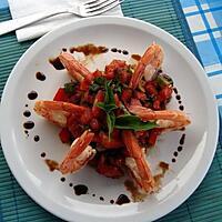 recette Crevettes flambées au Ricard sur salade de poivron, tomates et avocat