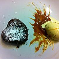 recette Petit coeur coulant au chocolat accompagné de sa glace vanille et son coulis de confiture de lait