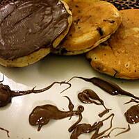 recette Pancakes.... aux pépites de chocolat et son nutella coulant à coeur....