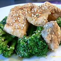 recette saumon mariné aux graines de sésame sur lit de brocolis