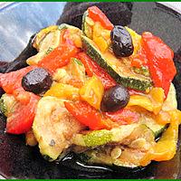 recette Salade de courgettes cuites, poivrons et tomates à l'huile d'olive et au basilic